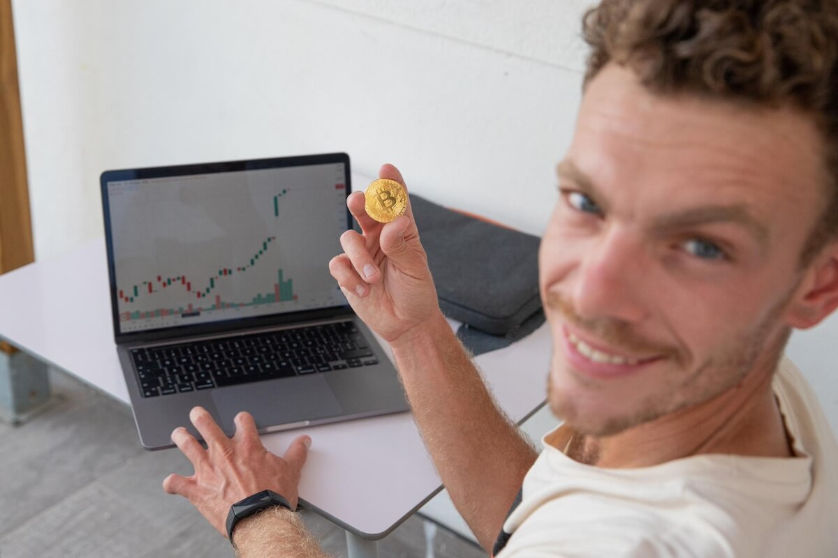 which is the easiest crypto trading strategy